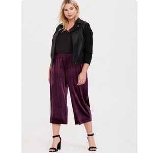 TORRID Burgundy Purple Velvet
Culotte Pockets SZ 1 / SZ 14 Soft Glam Lux